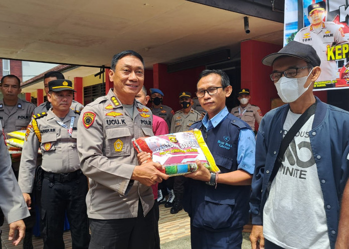 Polda Sumsel-DPD Organda Bagikan Beras kepada Sopir Angkot dan Taksi 