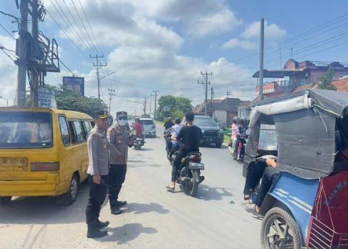 LUAR BIASA! Duet Kapolres Ogan Ilir & Kapolsek Indralaya Berhasil Urai Kemacetan Jalur Mudik di Indralaya