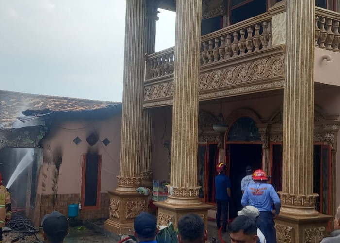 Ditinggal ke Jakarta, Rumah Mewah di Kemuning Palembang Terbakar, 3 Motor Ikut Hangus