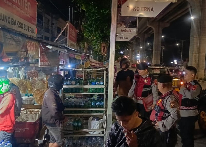 Operasi Pekat Musi 2026, Personel Polda Sumsel Sita Puluhan Botol Miras di 2 Titik Lokasi 