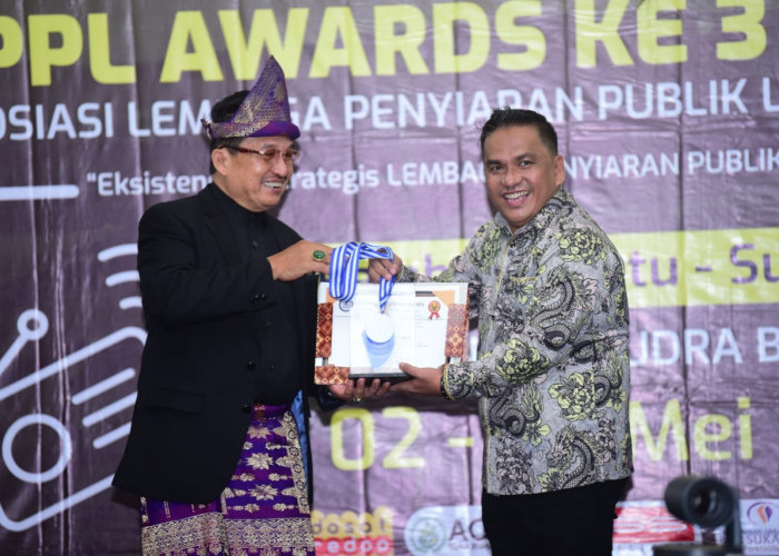 Pj Bupati H Apriyadi Terima Award dari Asosiasi LPPL Radio dan Televisi Indonesia, Bukti Peduli Radio
