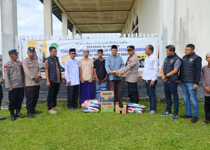 Tingkatkan Kepercayaan Masyarakat Terhadap Polri, Polsek Tanjung Batu Ogan Ilir Bagikan Sembako ke Ponpes