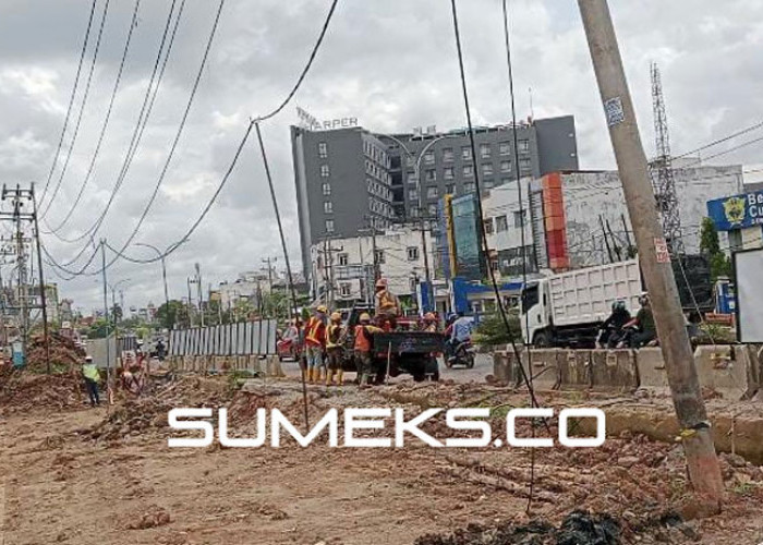 Utilitas PLN Belum Dibongkar, Pekerja Fly Over Simpang Sekip Ujung Kesetrum