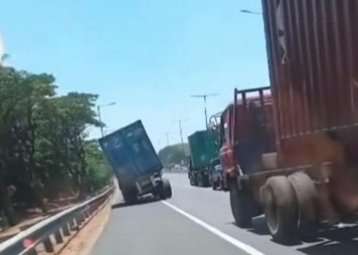 Detik-Detik Kontainer Terbalik di Jalan Tol, Sempat Bikin Pengendara Lain Deg-Degan, Endingnya Jadi Begini! 