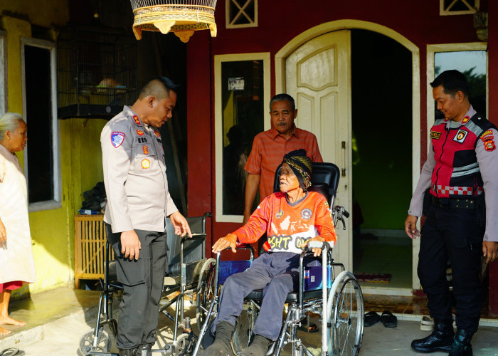 BIKIN HARU, Kapolres OKI Serahkan Kursi Roda kepada Tokoh Masyarakat, Wujud Nyata Polri Presisi Humanis 