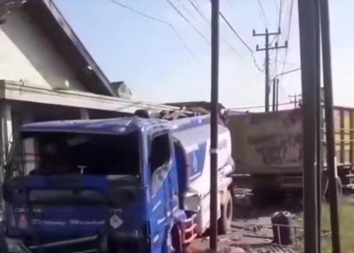 Gagal Dahului Kendaraan di Depannya Truk Tabrak Rumah Warga di Jalintim Lempuing OKI