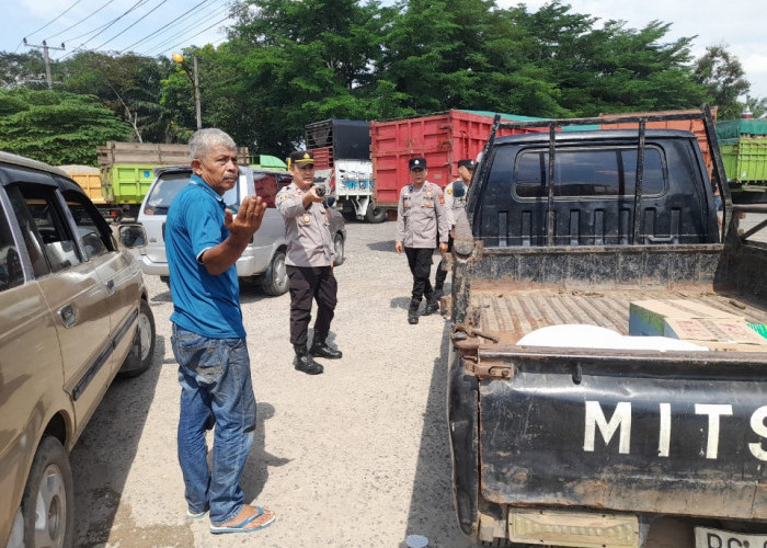 Kapolsek Indralaya Pimpin Langsung Pengaturan Kendaraan yang Menumpuk di SPBU, Antisipasi Kemacetan