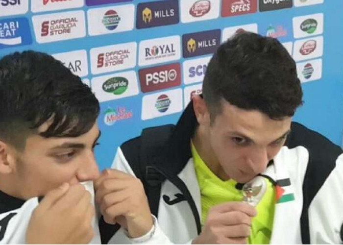 Kalah Menang Sama Saudara, Momen Kapten Timnas U-17 Palestina Cium Lambang Garuda