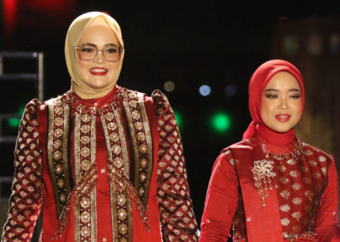 Tampil Anggun, Wabup Netta dan Ketua Dekranasda Banyuasin Fashion Show di Swarna Songket Nusantara