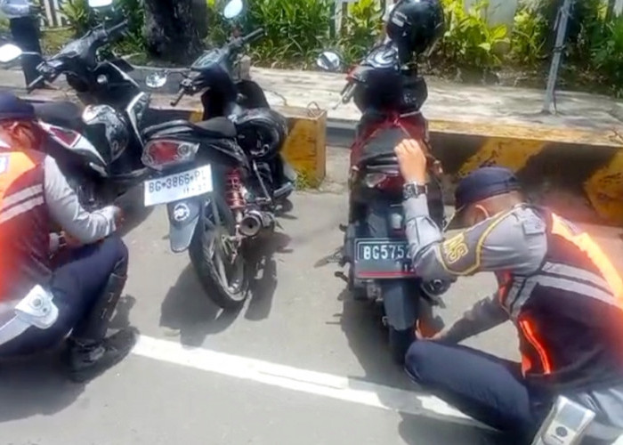 Masih Ngeyel Parkir Sembarangan, Dishub Palembang Kempeskan Ban 25 Motor di Jalan POM IX