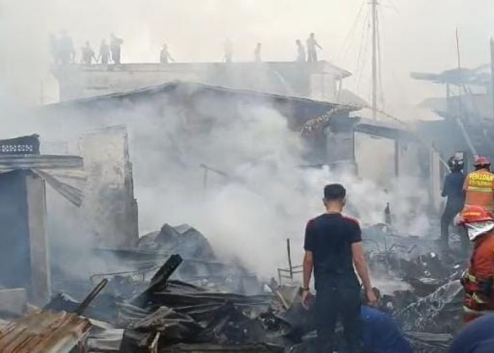 Rumah Hangus Terbakar, Ibu-ibu di Palembang Ini Panik Selamatkan Anak di Tengah Kobaran Api 