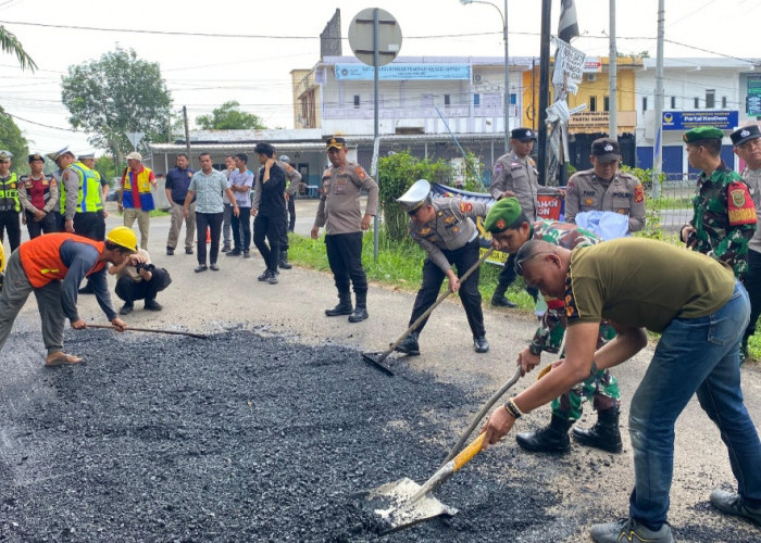 Program Belida Kapolda Sumsel, Polres OKI Bersihkan Lingkungan dan Tambal Jalan Kayuagung