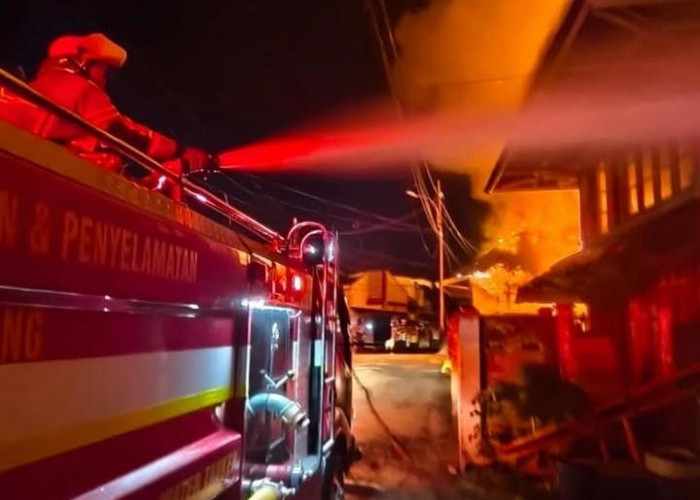 Kebakaran di 1 Ilir Palembang, Masakan Ditinggal Salat ke Masjid, Rumah 2 Lantai Hangus Tak Ada Barang Selamat
