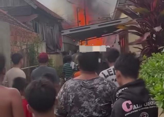 Kebakaran di 1 Ulu Palembang Hanguskan Satu Unit Rumah Semi Permanen dan Motor, 4 Lainnya Terdampak 
