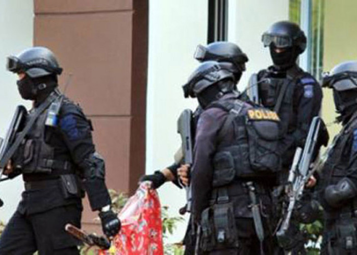 Densus 88 Polri Baku Tembak dengan Teroris di Lampung