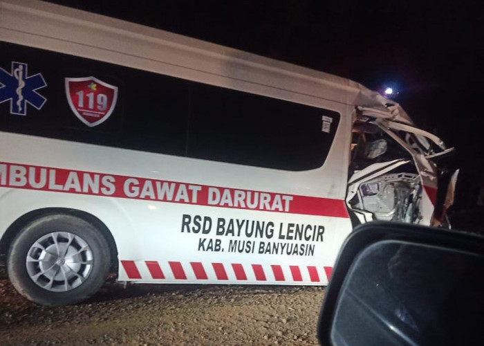 Bawa Pasien, Mobil Ambulans Bayung Lencir Tabrakan dengan Fuso di Jalintim Palembang-Betung