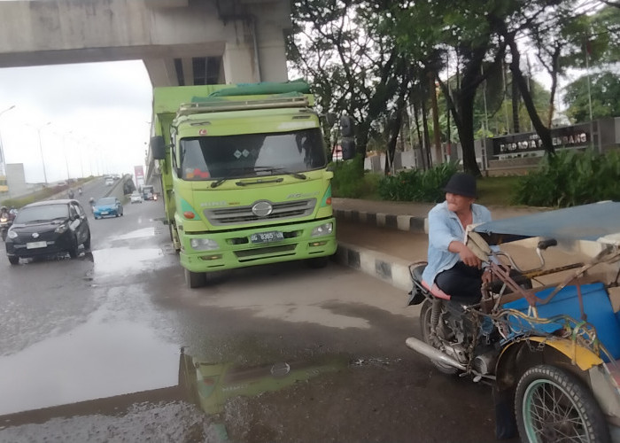 Truk Fuso Parkir Depan Kantor DPRD Palembang Berminggu-minggu, Warga Sekitar Juga Tidak Ketahui 