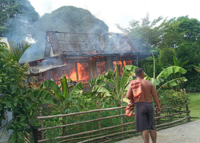 Sebuah Rumah Panggung di Ogan Ilir Ludes Terbakar, Tersisa Hanya Puing-Puing, Kerugian Capai Rp 100 Juta