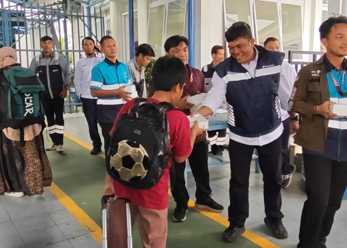 Pelindo Reg 2 Palembang Berbagi Takjil Untuk Penumpang Kapal Di Terminal Penumpang Boom Baru