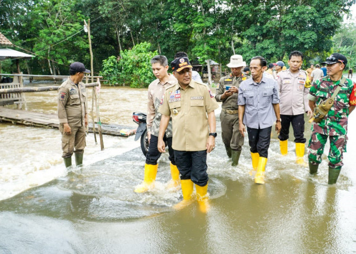 MasyaAllah! Debit Air Makin Tinggi, Jalan Penghubung di Dusun Pj Bupati Apriyadi Amblas