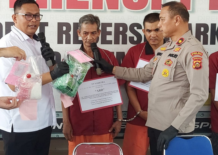 Tunggu yang Pesan, Kakek 2 Cucu di Palembang Tanam Narkoba di Bawah Rumah Panggung Miliknya