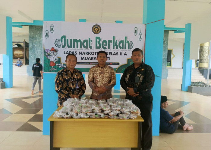 Lapas Narkotika Muara Beliti Gelar Jumat Berkah, Bagikan Makanan ke Jamaah Masjid Agung Dalursalam