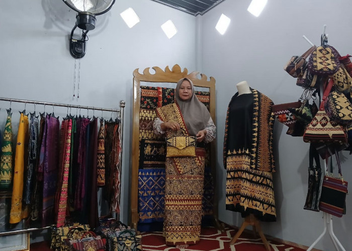 Kisah Inspiratif Tanti, Pengrajin Tapis Pringsewu yang Sukses Antar Anak Kuliah Lewat UMKM