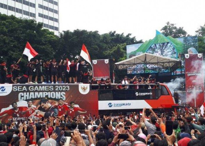Timnas U-22 Disambut Antusias Masyarakat Keliling Jakarta