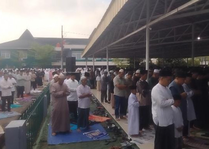 Salat Ied di UM Palembang: Jamaah Membludak, Kendaraan Mengular