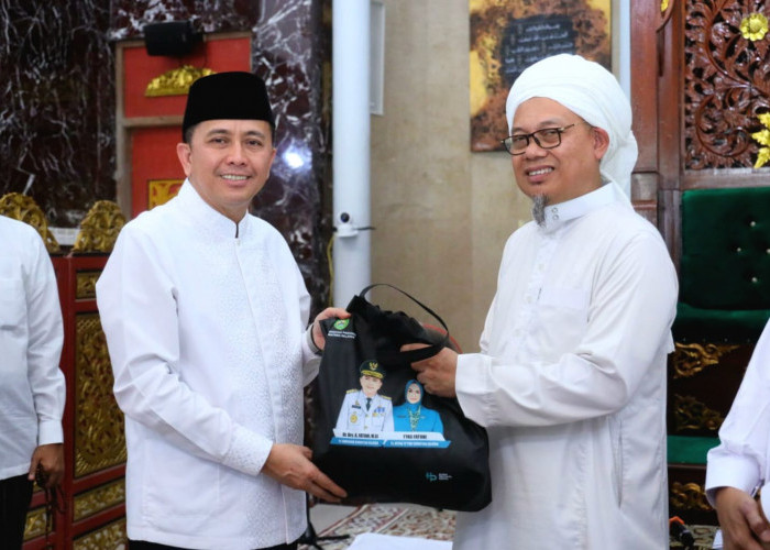 Salat Jumat Berjamaah di Masjid Baiturrahman, Pj Gubernur Agus Fatoni Beri Bantuan sekaligus Halal Bihalal