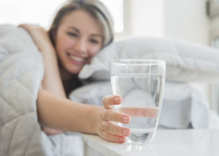  Rutin Minum Air Putih Setelah Bangun Tidur di Pagi Hari Punya Banyak Manfaat Loh, Simak Penjelasannya!