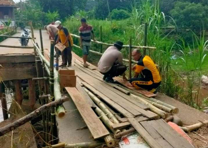Demi Keselamatan Warga, Polsek Rantau Alai Ogan Ilir Perkuat Struktur Jembatan Darurat di Muara Kumbang