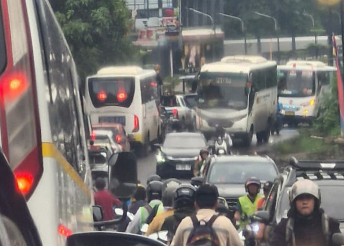 Warga Keluhkan Bus Karyawan Sebabkan Kemacetan