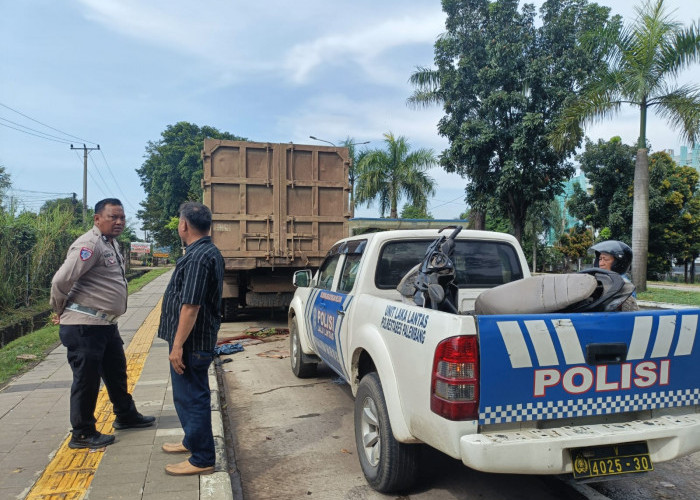 Melintas Jalan Soekarno Hatta Palembang, Motor Pasutri Tabrak Truk Parkir di Bahu Jalan Istri Meregang Nyawa 