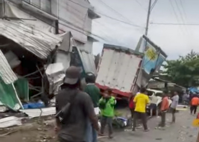 Tronton Bermuatan Aki Alami Rem Blong di Semarang, Tabrak Sejumlah Kendaraan & Bangunan, Korban Bergelimpangan