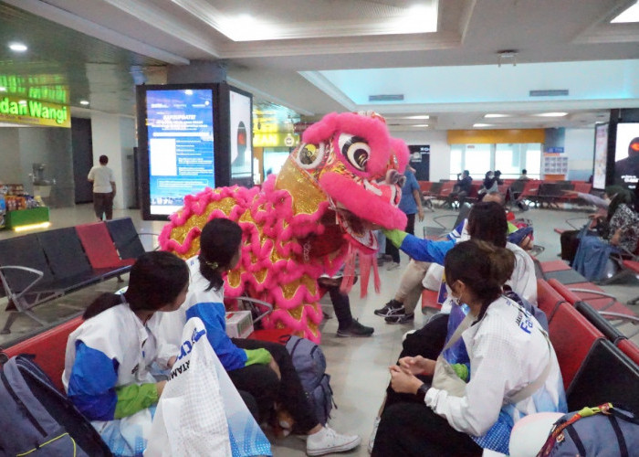 Spesial Tahun Baru Imlek, Bandara SMB II Palembang Hibur Penumpang Dengan Atraksi Barongsai