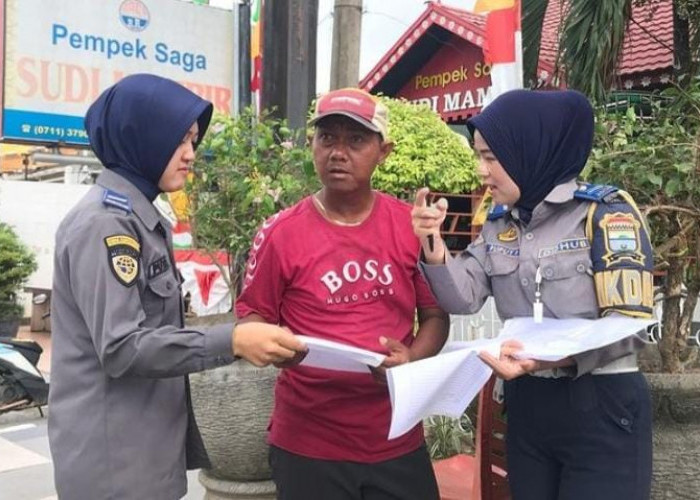 Akhirnya Petugas Dishub Bagikan Surat Edaran Dilarang Parkir untuk ASN di Badan Jalan Merdeka Palembang 