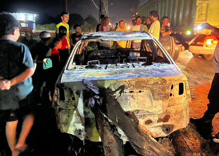 Toyota Vios Milik Warga Desa Ulak Kerbau Baru Hangus Terbakar di Jalintim Ogan Ilir, Kerugian Capai Rp 35 Juta