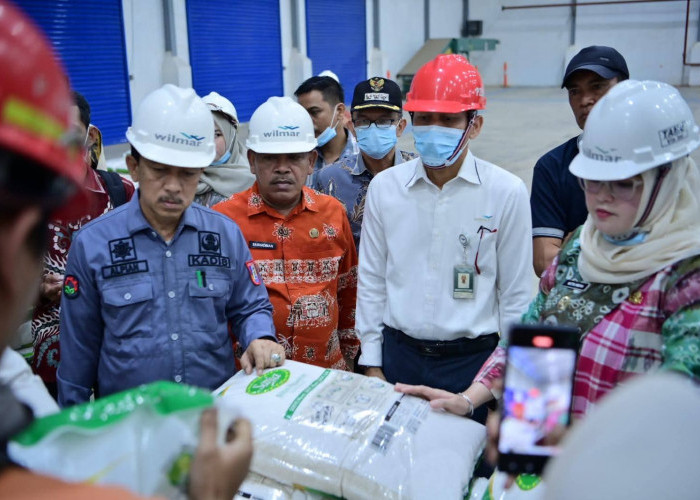 Heboh Beras Premium Oplosan, Wabup Netta Indian Tinjau Pabrik PT Wilmar dan Kaget Temukan Ini!