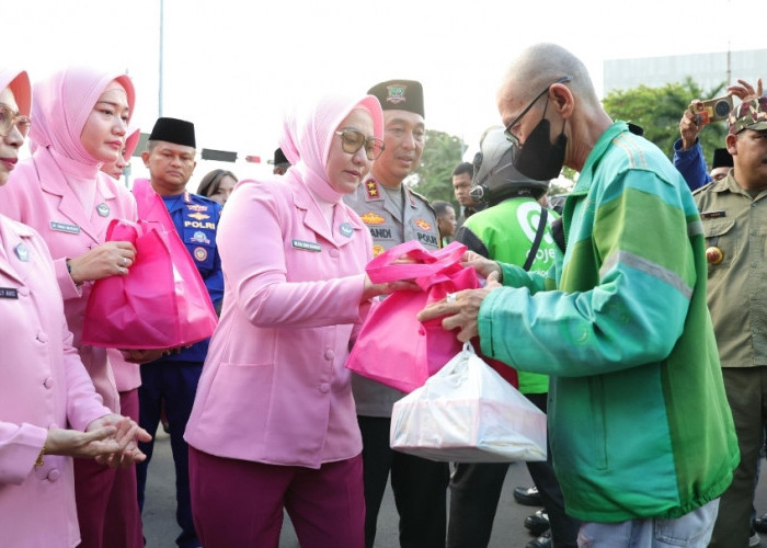 Kapolda Sumsel Cek Pos Pam Ketupat 2026, Bagikan Takjil dan Tali Asih ke Petugas