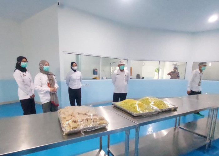 SPPG Polda Sumsel Olah Ribuan Porsi MBG Pelajar, Terapkan Security Food dan Rapid Test Makanan Ketat