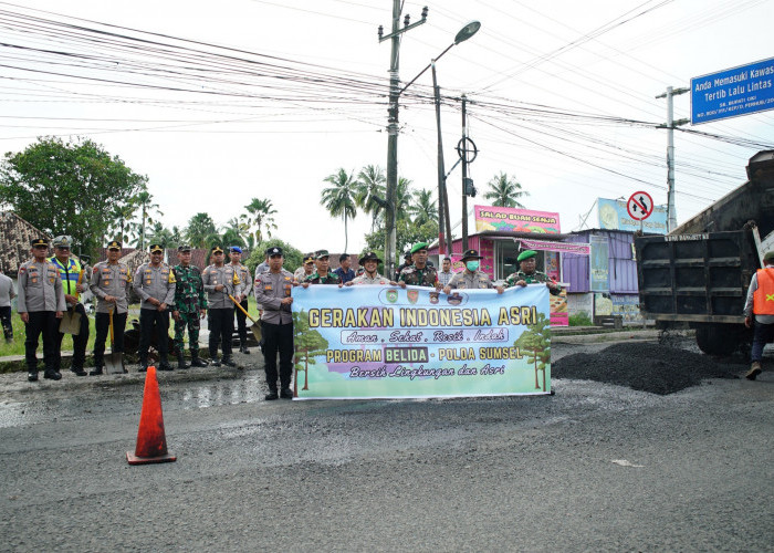 Polres OKI gelar Pembersihan Lingkungan dan Penambalan Jalan, Sebagai wujud Program BELIDA