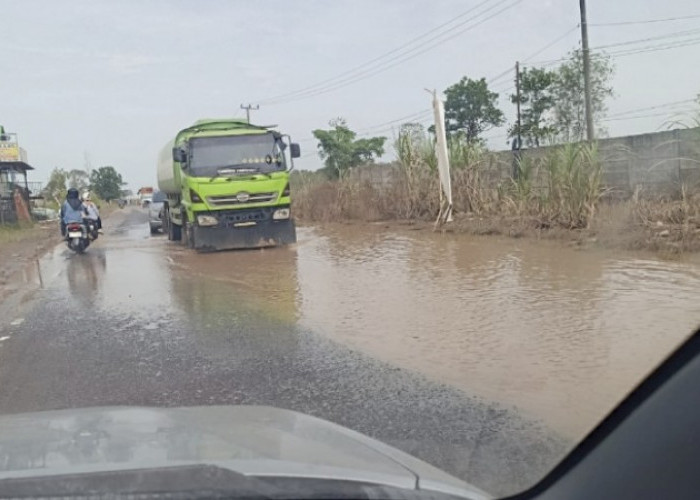 Jalan Lingkar Selatan Jakabaring Dikepung Genangan dan Lubang Menganga, Ancam Keselamatan Pengendara