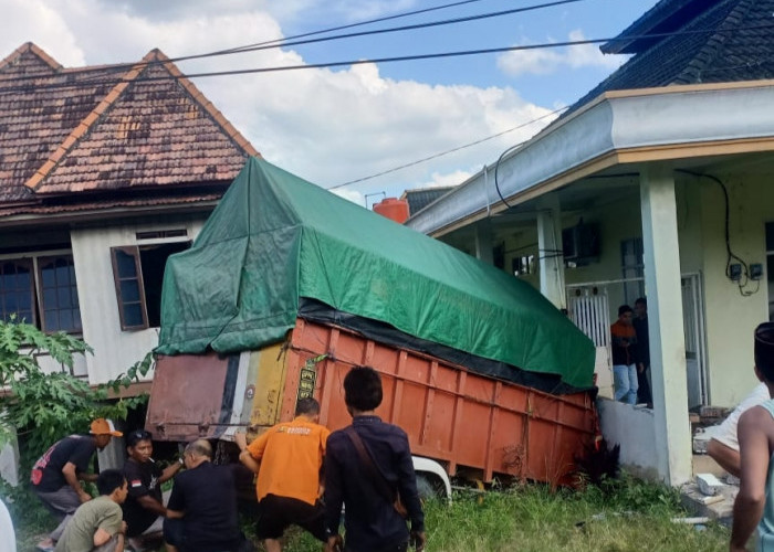 BREAKING NEWS! Truk Pengangkut Beras Seruduk Masjid di Desa Meranjat III Ogan Ilir, Sopir Terjepit