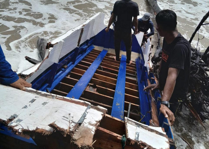 Speedboat Milik Kades Tanah Pilih Pecah Diantam Ombak, 3 Orang Terdampar di Pinggir Sungai