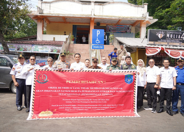 Dorong Kepatuhan, Kios Penunggak Retribusi di Pasar Kayuagung Ditempeli Stiker 