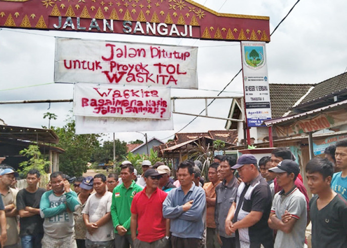 Protes ke Waskita, Warga Desa Pulau Harapan Blokir Jalan Sangaji