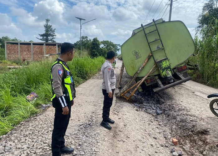 Akibat Truk Over Tonase, Jalan Palembang - Rambutan Macet Parah