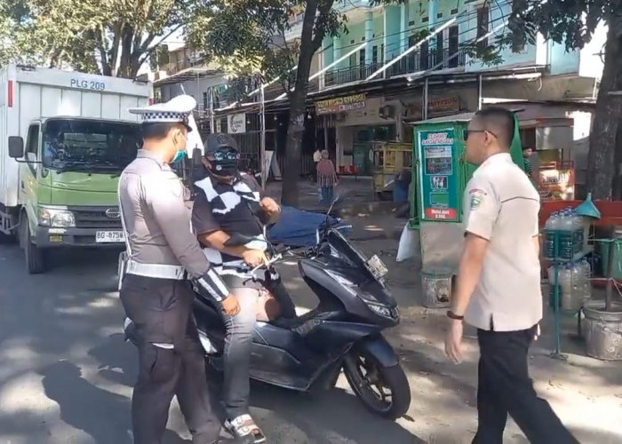 Seorang Pengendara Motor di Palembang Kesal Ditilang, Klaim Hanya Dirinya yang Diberhentikan 