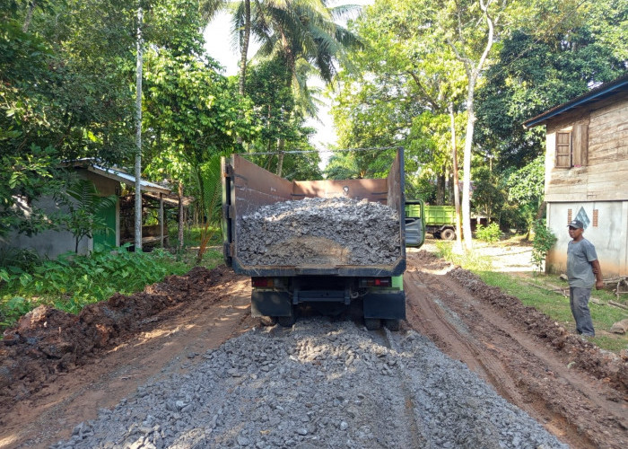 Jalan Kabupaten yang Rusak di Desa Kotadaro 2 Ogan Ilir, Akhirnya Ditimbun Koral, Upaya Tanggap Darurat